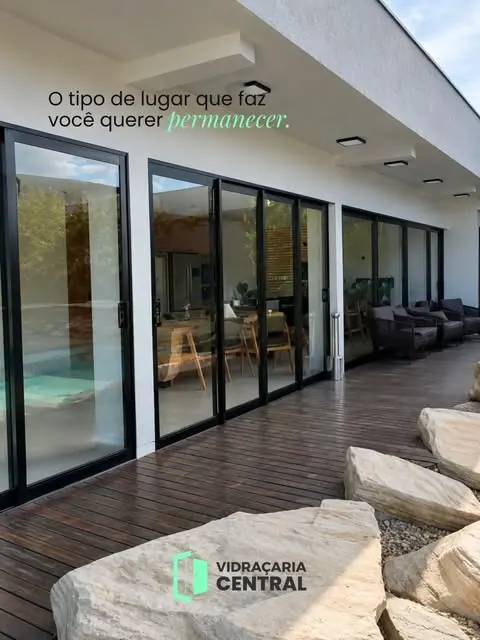 Porta de correr com esquadria